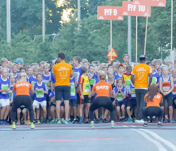 Group of running girls and boys — Stock Photo, Image