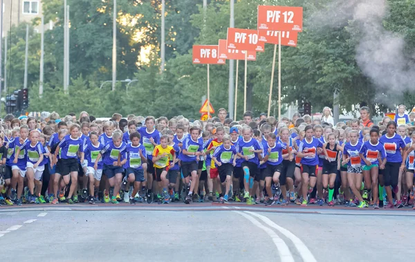 Group of running girls and boys — Stock Photo, Image