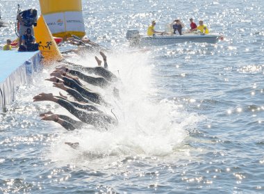 Kadın yarışmacılar suya atlamak