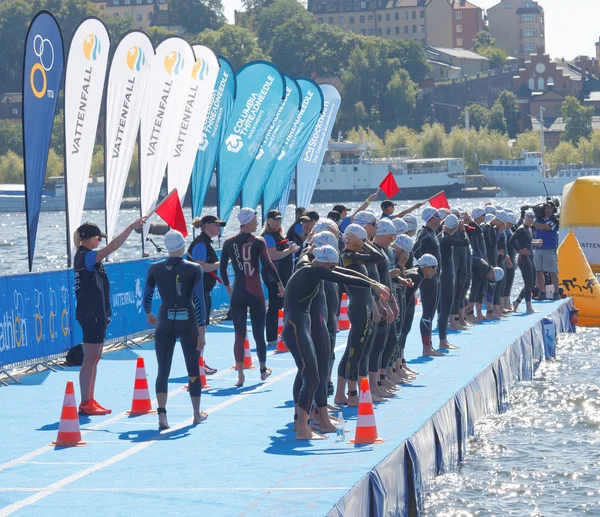 The woman swimmers warming up before the start — Φωτογραφία Αρχείου