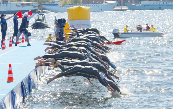 Kadın yarışmacılar suya atlamak