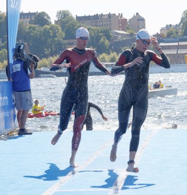 İki kadın yüzücü sudan tırmanma