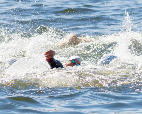 Vrouw wapens in het water zwemmen — Stockfoto