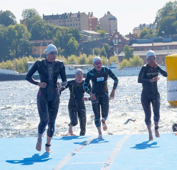 Bayan yüzücü sudan tırmanma