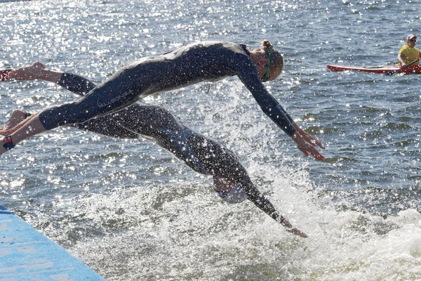 Zwei Konkurrentinnen springen ins Wasser — Stockfoto