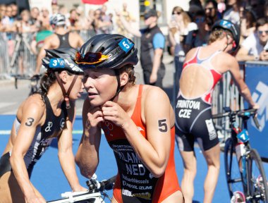 Rachel kask koyarak Klamer (Ned)
