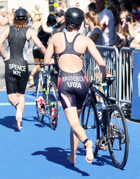 Jessica Broderick (USA) corriendo con el ciclo — Foto de Stock