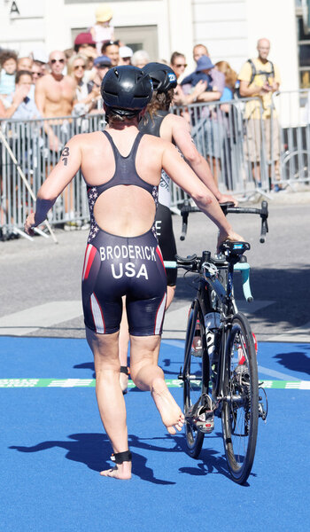 Jessica Broderick (USA) running with cycle