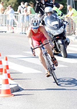 Triatlet Flora Bisiklete binme, Duffy film ekibi tarafından takip