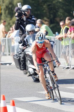 Triatlet Flora Bisiklete binme, Duffy film ekibi tarafından takip