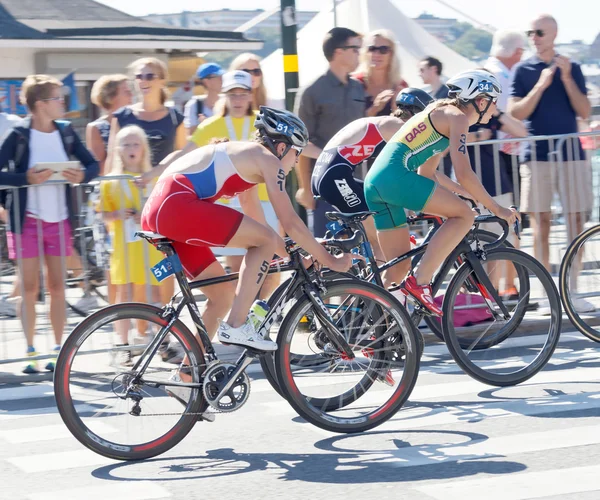 Grupp av triathleter cykling — Stockfoto