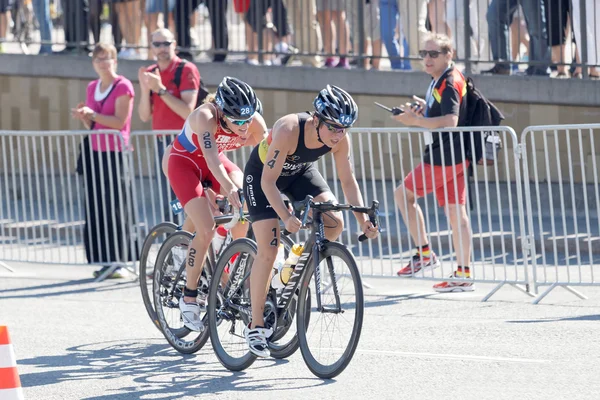 Triathletes Hanna Philippin ve Mariya Shorets bir tepe Bisiklete binme 
