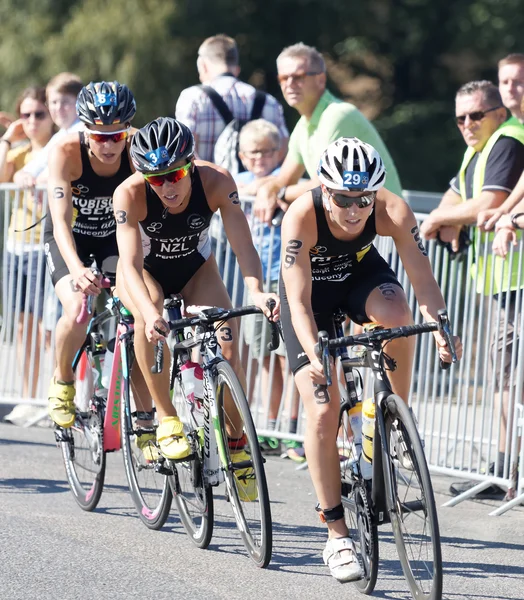 Triatleta Anja Knapp ciclismo, seguita da concorrenti — Foto Stock