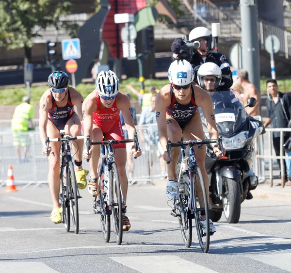 Triatleta Sarah True ciclismo, seguido por los competidores — Foto de Stock