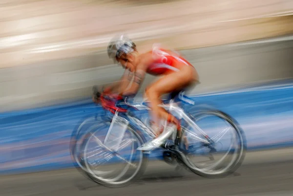 Zeer snelle fiets, de snelheid maakt het onscherp — Stockfoto