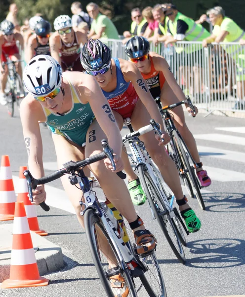 Triatleet Gillian Backhouse fietsen, gevolgd door concurrenten — Stockfoto