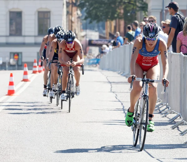 Triatlonista Carolina Routier cyklistika, následovaný konkurence — Stock fotografie