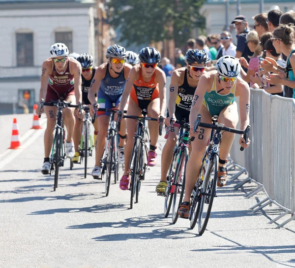 Triathlet gillian backhouse cycling, gefolgt von der Konkurrenz — Stockfoto