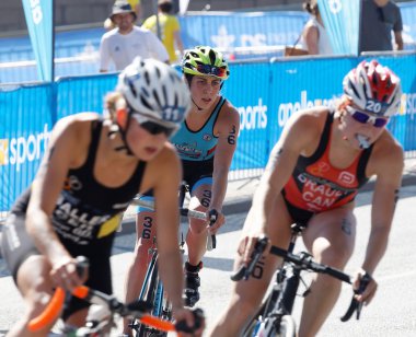 Bisiklete binme rakipler arkasında triatlet Claire Michel (Bel)