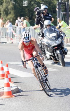 Triatlet Flora Bisiklete binme, Duffy film ekibi tarafından takip