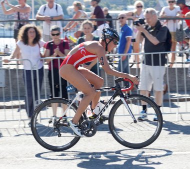 Triatlet Gaia Peron bisiklet, yan görünüm