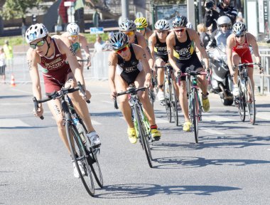 Bir triatlet bisikletçiler grubunun Önden Görünüm