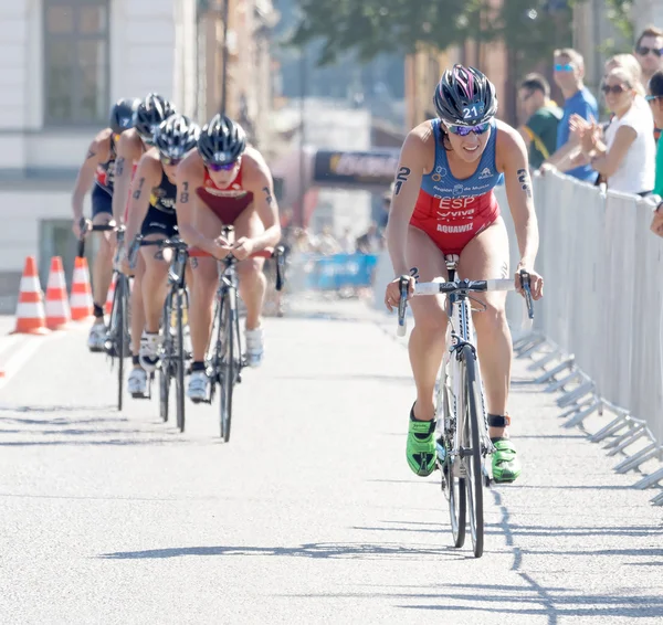 Triatlonista Carolina Routier cyklistika, následovaný konkurence — Stock fotografie