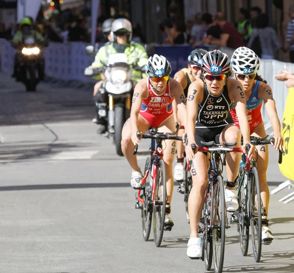 Triatleet Yuko Takahashi fietsen, gevolgd door concurrenten — Stockfoto