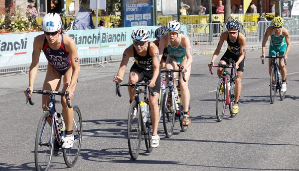 Triatleta Sarah True liderando um grupo de ciclistas — Fotografia de Stock