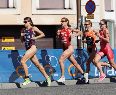 Triatlet Sarah koşma, rakipler tarafından takip True