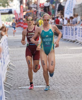 Triatlet Gilliam Backhouse ve Margit Vanek çalışan