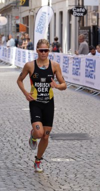 Triatlet Rebecca çalışan Robisch