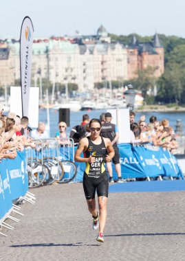 Triatlet Anja Knapp çalıştıran