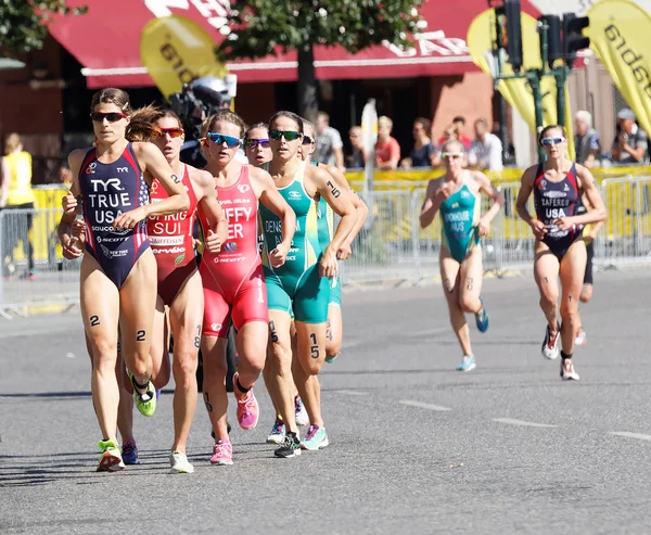 Triathlete Sarah True running, followed by many competitors — Stock Photo, Image