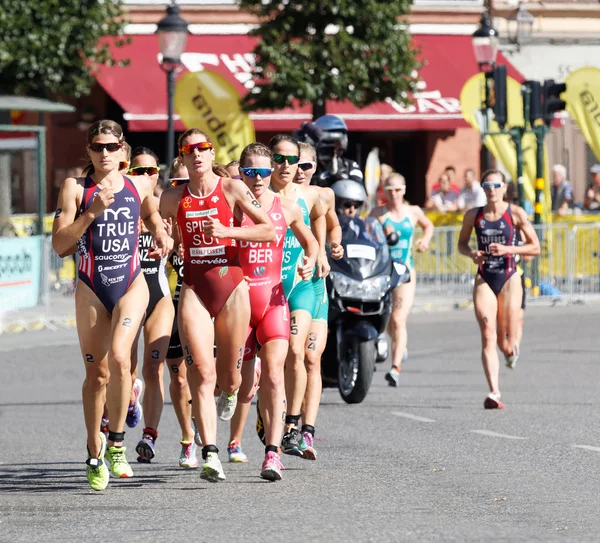 Triathlete Sarah True running, followed by many competitors — Stock Photo, Image