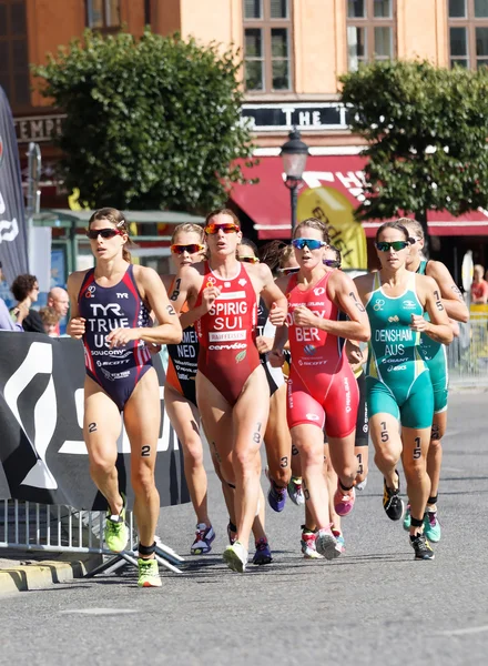 Triatlonista Sarah True běží, následuje mnoho konkurentů — Stock fotografie