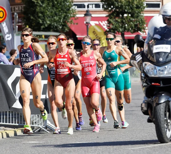 Triatleta Sarah True running, seguido por muchos competidores — Foto de Stock