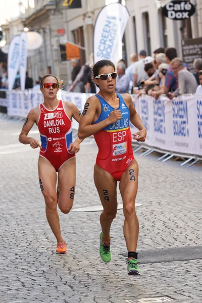 Triathlete Miriam Casillas Garcia running, followed by Elena Dan — 图库照片