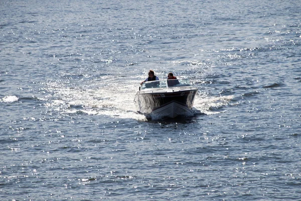 Motorboot mit Publikum beim Schwimmen — Stockfoto
