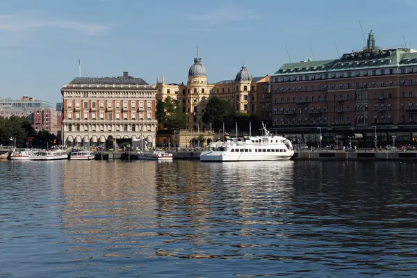 Boats and buildings in central Stockholm, Sweden — Zdjęcie stockowe