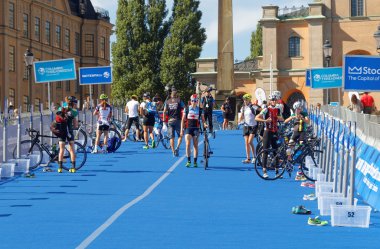 Sarah-Anne Brault bisiklet ile