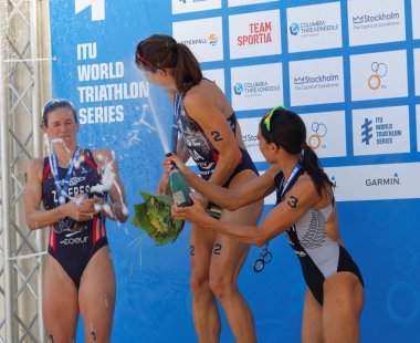 Sarah doğru ve Yarışmacılar kazanan stand