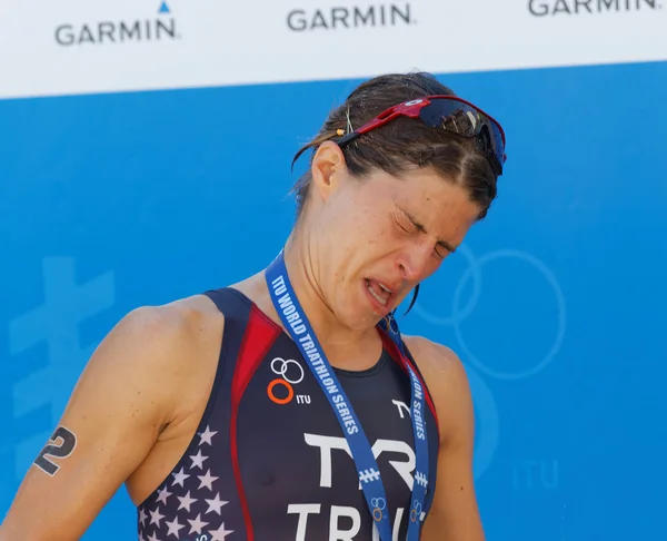 Sarah True recibiendo champán en sus ojos — Foto de Stock