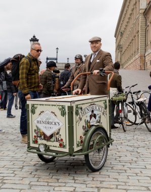 Gönderen gopher eski moda kaş giyen kullanılan bir döngü üzerinde oturan adam