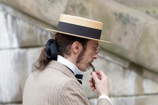 Elegant man wearing old fashioned hat and pipe — Stock Photo, Image