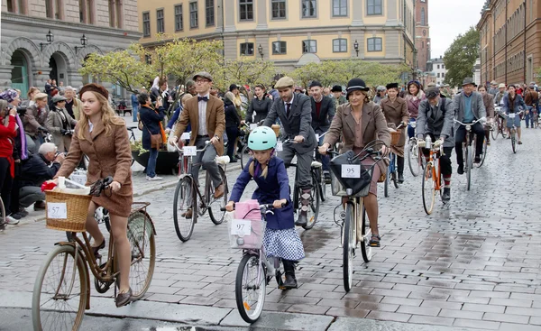 古い昔ながらのツイード血栓を着てエレガントなサイクリング人々 のグループ — ストック写真