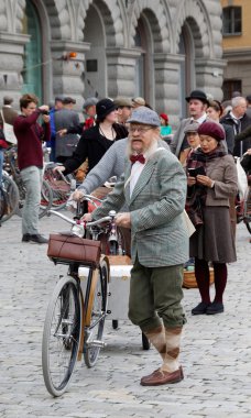 Man wearing old fashioned tweed clothes