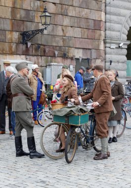 Bir grup insan eski moda tüvit kıyafetler giyiyor