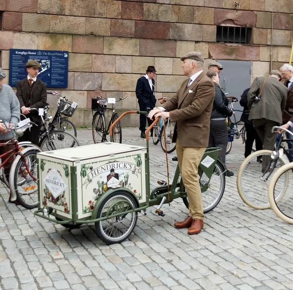 Gönderen gopher eski moda kaş giyen kullanılan bir döngü üzerinde oturan adam