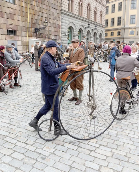 Homme conduisant un vélo très vieux et portant un tweed à l'ancienne — Photo